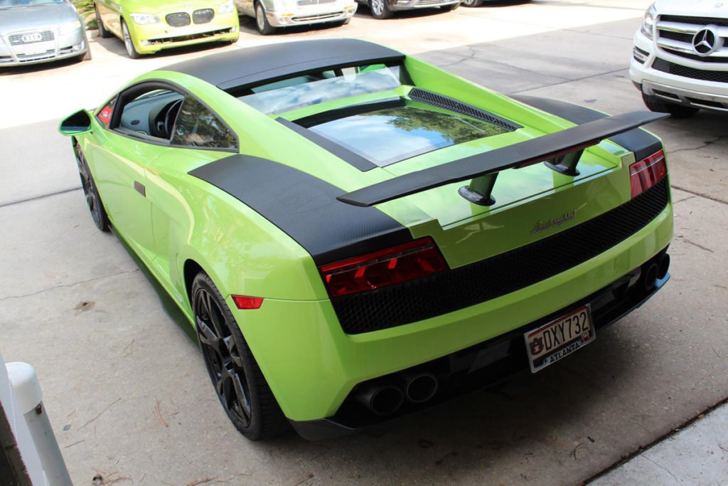 Embossed Lamborghini logo instalEmbossed Logo on Lamborghini Custom Wrapled on wrapped hood